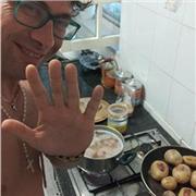 Salve mi chiamo Luca Tarantino insegnante di spagnolo . Aspetto giovanile,classe 75, lessico scandito, paziente e volenteroso. 
Cordialmente saluto